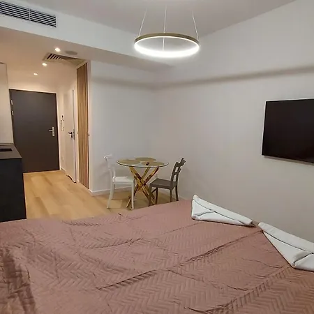 Plac Wolnosci 6 Bond Apartmanhotel